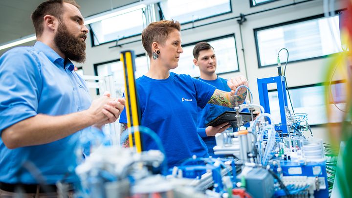 © Mainova/AndreFormer Ausbilder prüft die Messarbeit einer Auszubildenden