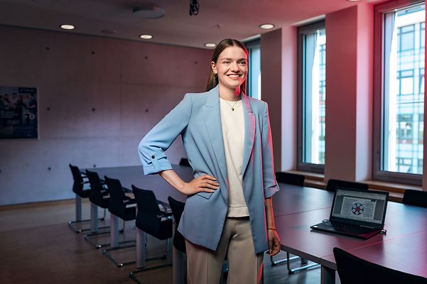 Junge frau lächelt in die Kamera