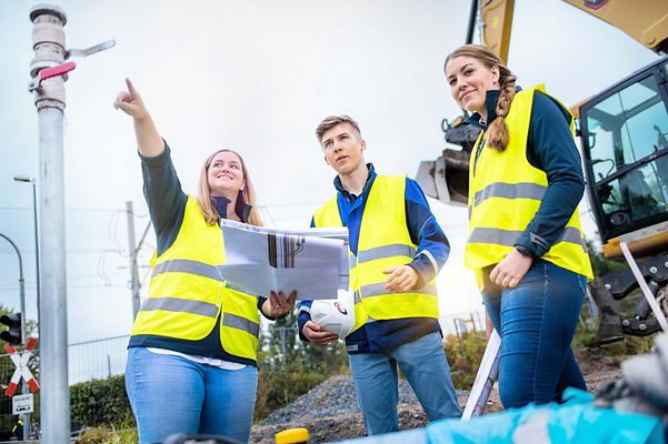 © Mainova/AndreFormer Gruppe Auszubildender prüft den Plan mit der Umgebung ab