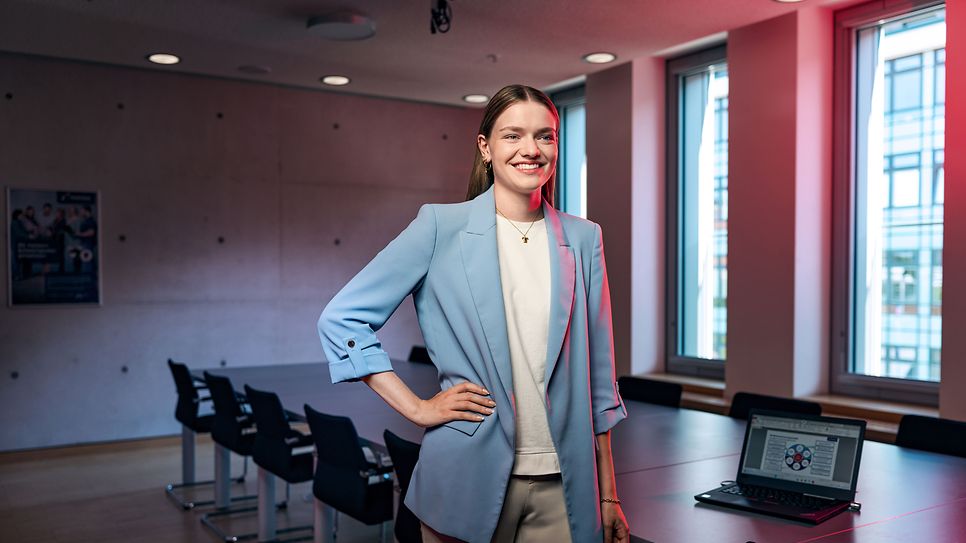 Junge Frau lächelt selbstbewusst in die Kamera