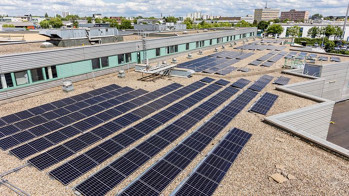 © Mainova Auf einem Flachdach sind zahlreiche Solarpaneele installiert, die Sonnenenergie in Strom umwandeln.