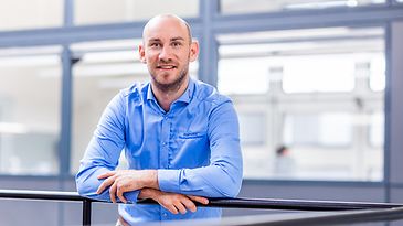 © Mainova/DennisMöbus Jonas Wiedemann angelehnt an einem Gelände im Ausbildungszentrum