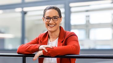 © Mainova/DennisMöbus Eva-Maria Galvez angelehnt an einem Gelände im Ausbildungszentrum