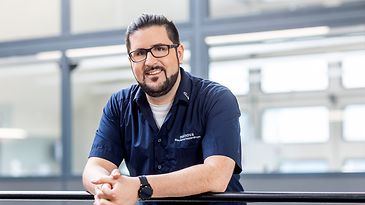 © Mainova/AndreFormer Ricardo Perez Bouzo angelehnt an einem Gelände im Ausbildungszentrum