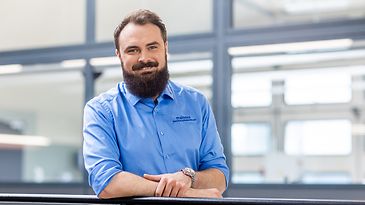 © Mainova/AndreFormer Jan Heist angelehnt an einem Gelände im Ausbildungszentrum