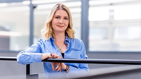 © Mainova/AndreFormer Jasmin Reffel angelehnt an einem Gelände im Ausbildungszentrum
