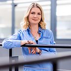 © Mainova/AndreFormer Jasmin Reffel angelehnt an einem Gelände im Ausbildungszentrum