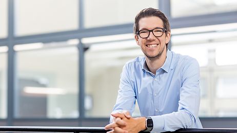 © Mainova/AndreFormer Mike Mausolf steht angelehnt am Geländer